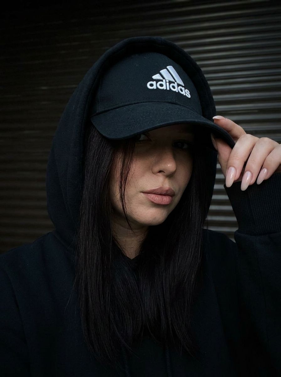 Портрет девушки в чёрной кепке Adidas и худи Портрет девушки в чёрной кепке Adidas и худи
