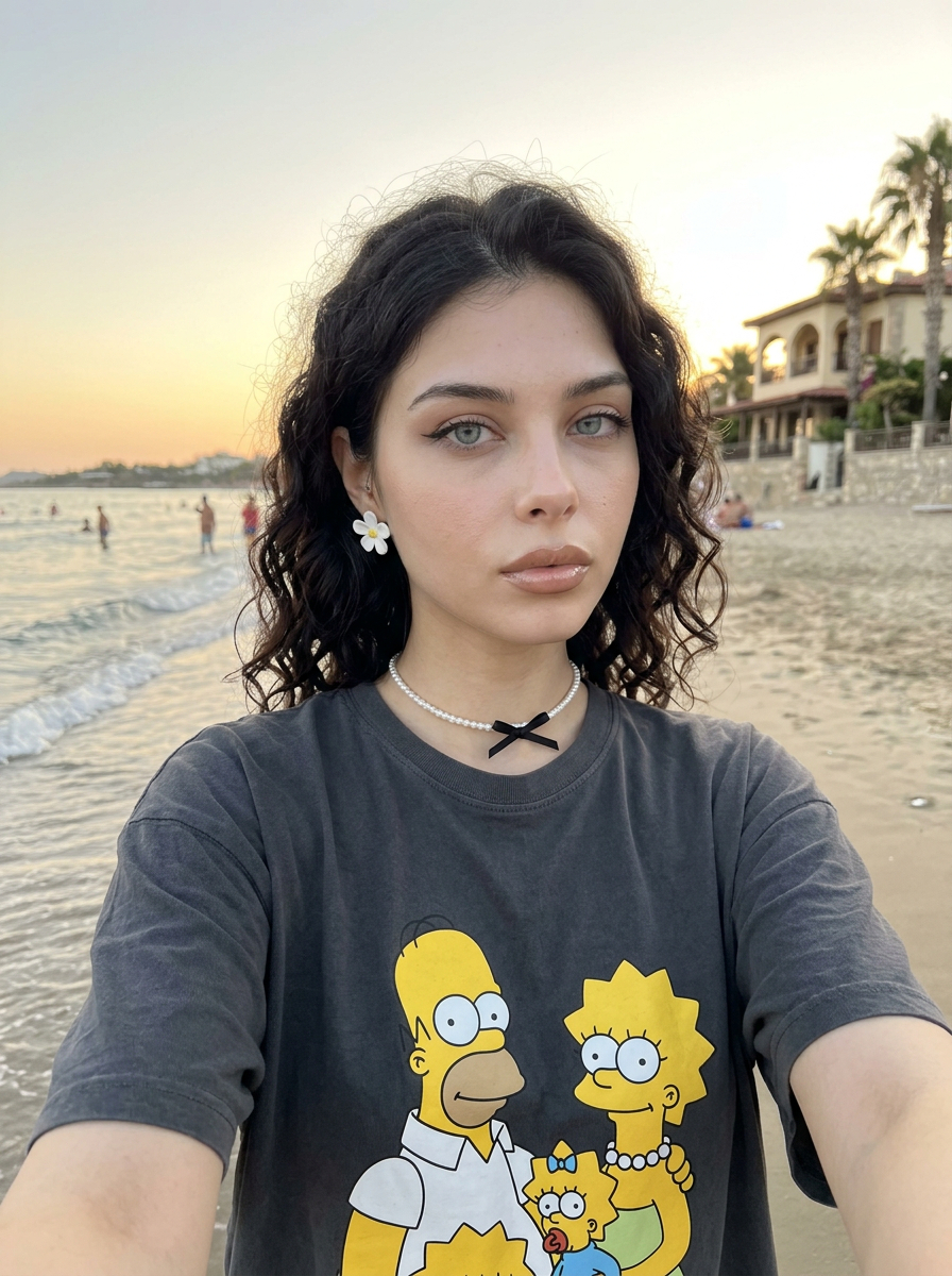 Селфи девушки на пляже на закате в стиле fashion-съёмки Селфи девушки на пляже на закате в стиле fashion-съёмки