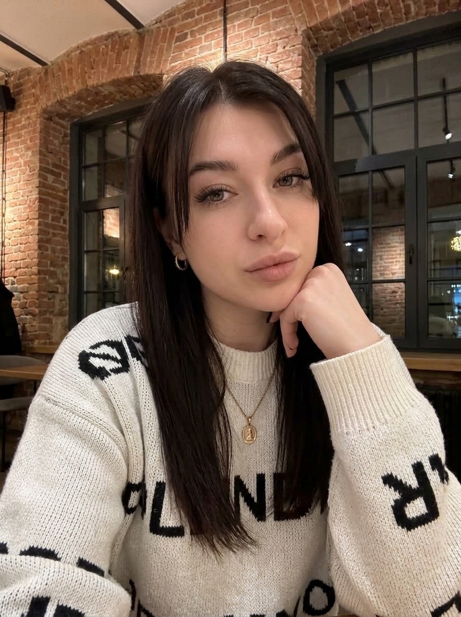 Уютный портрет девушки в белом вязаном свитере