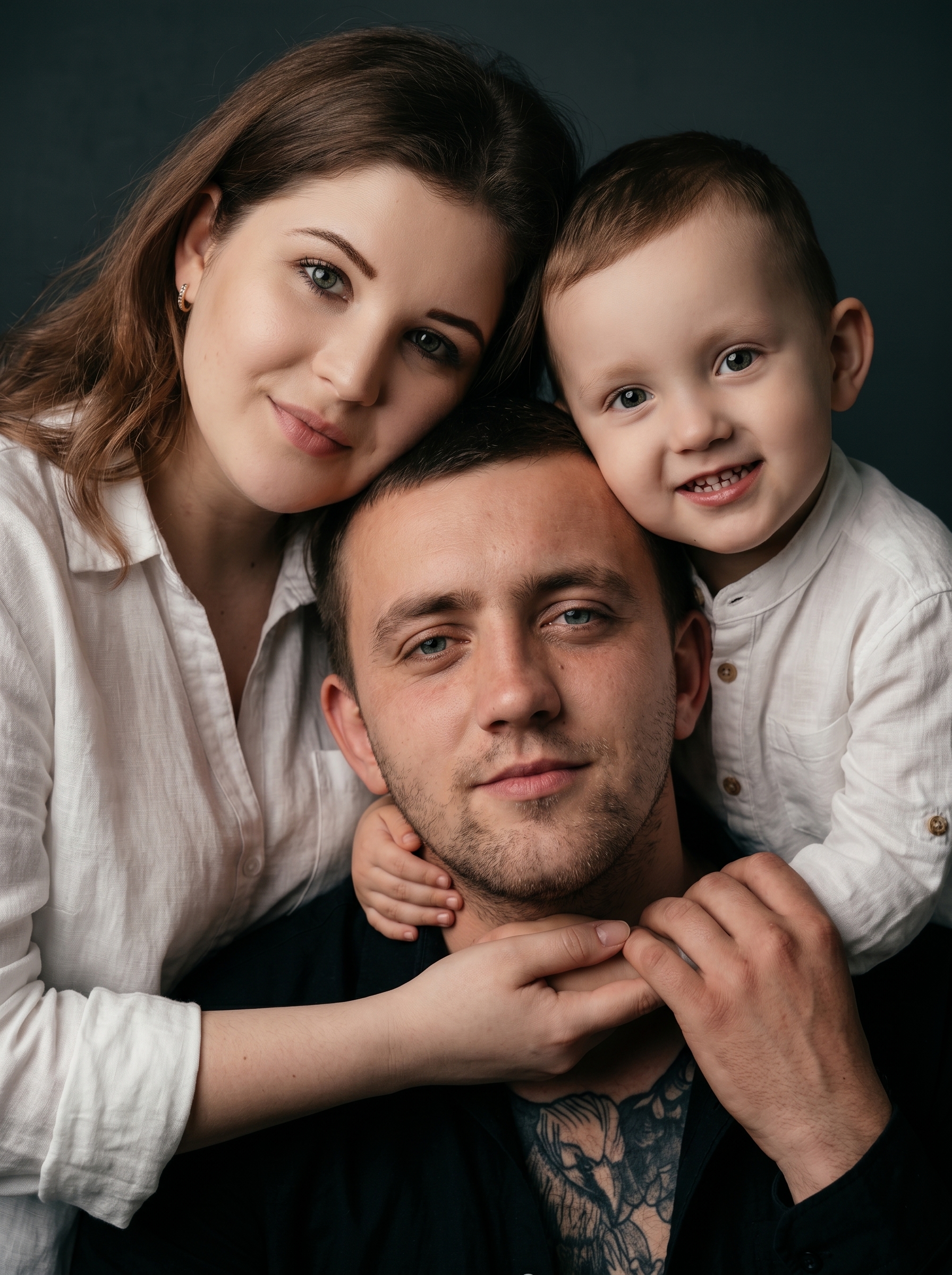Крупный семейный портрет родителей с сыном в студии Крупный семейный портрет родителей с сыном в студии