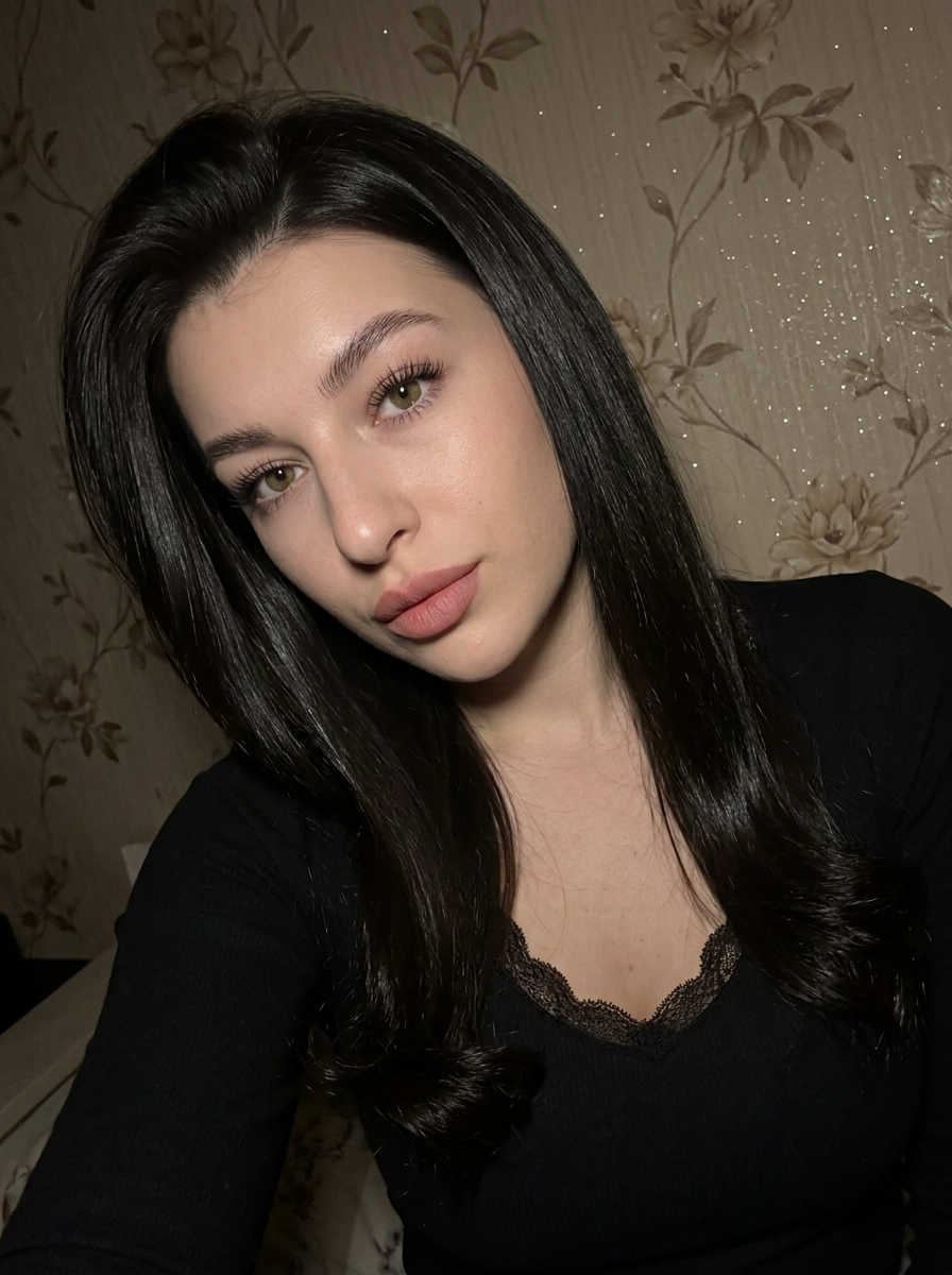 Крупный план девушки с мягким макияжем и взглядом в камеру Крупный план девушки с мягким макияжем и взглядом в камеру