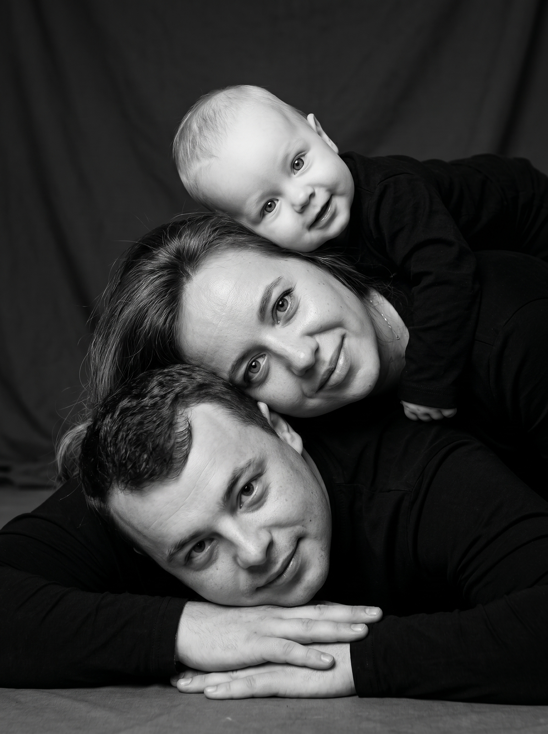 Черно-белый семейный портрет родителей с младенцем