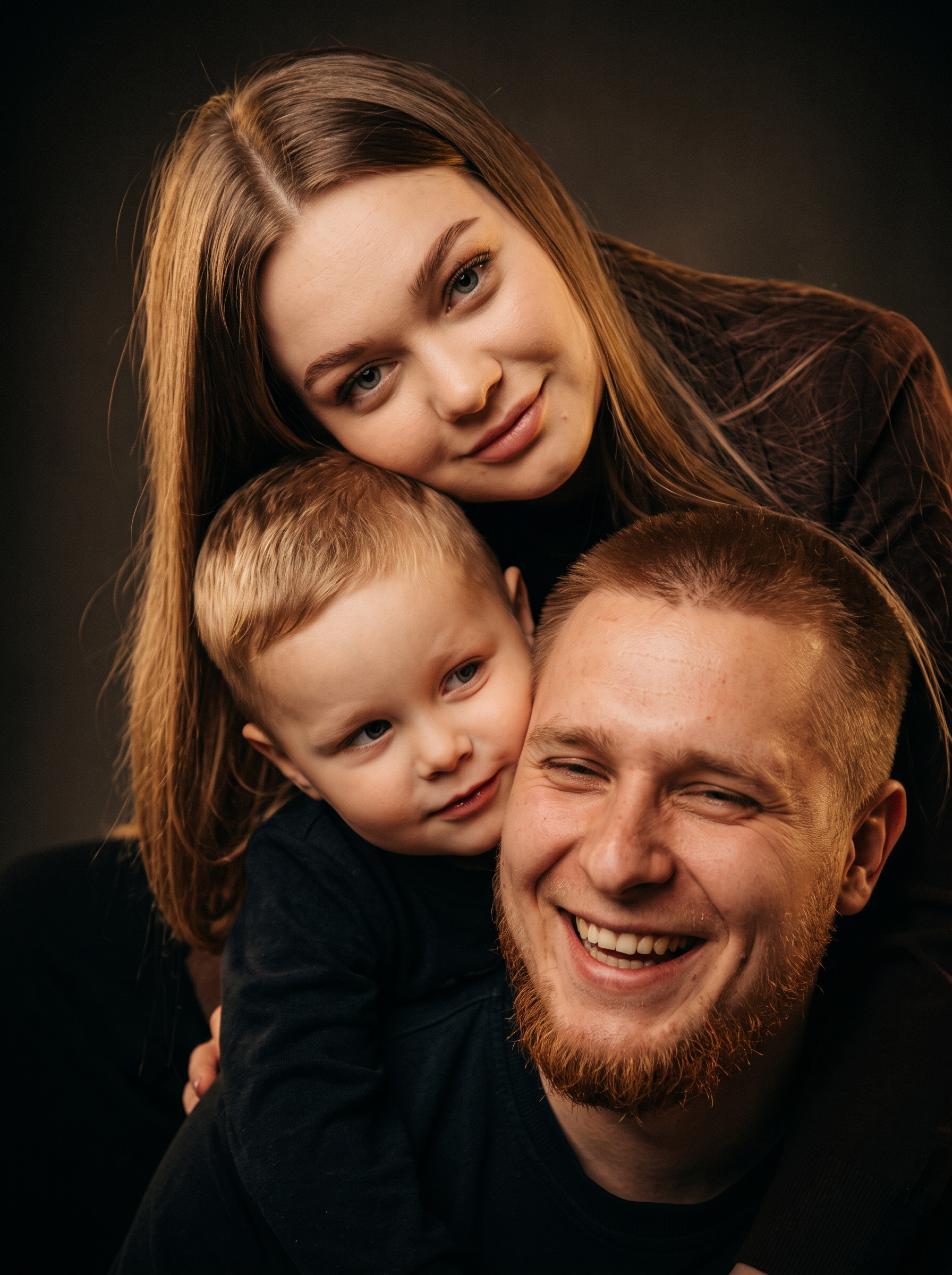 Тёплый семейный портрет родителей с маленьким сыном