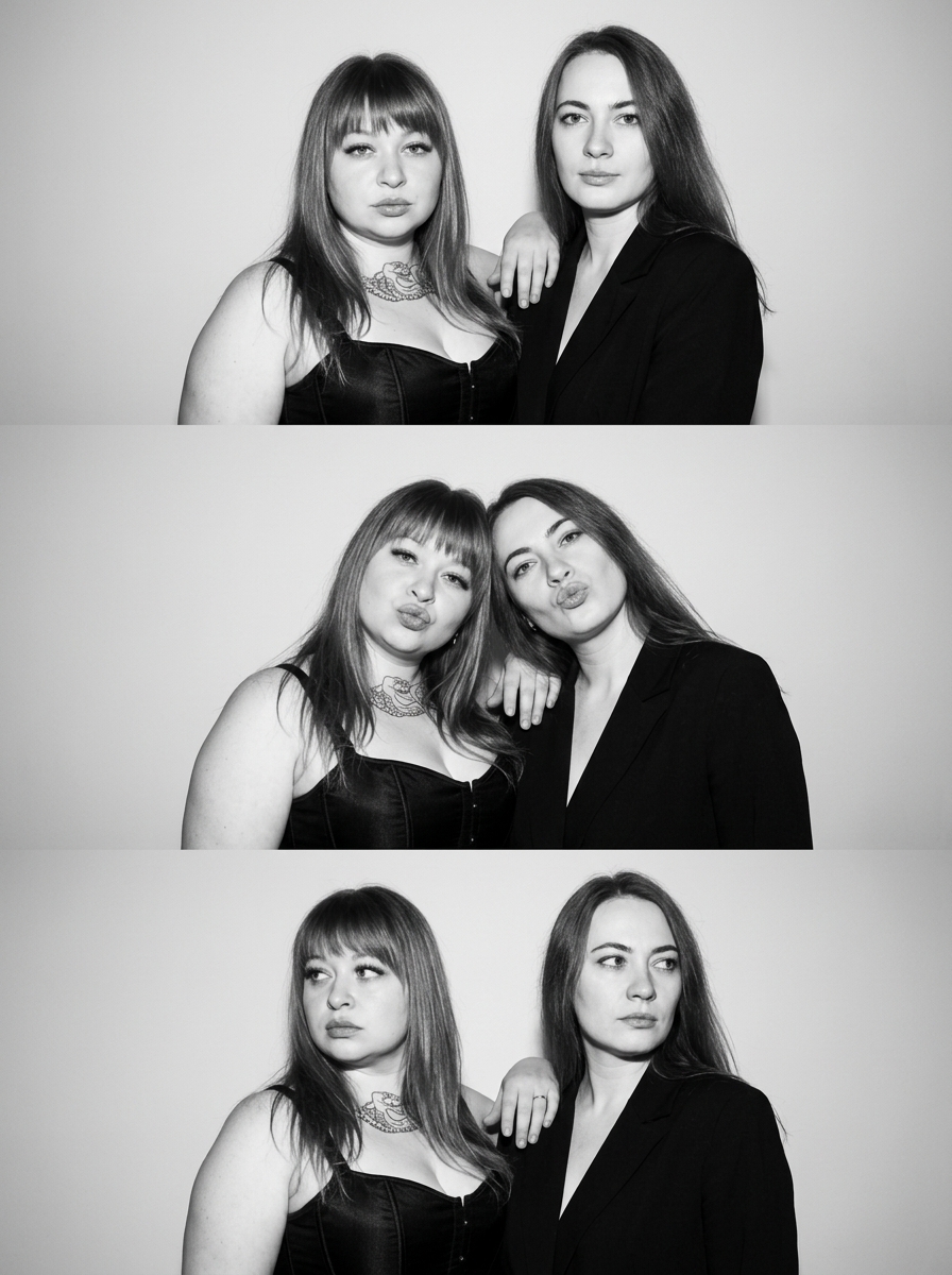 Чёрно-белый фотобудочный коллаж с двумя девушками