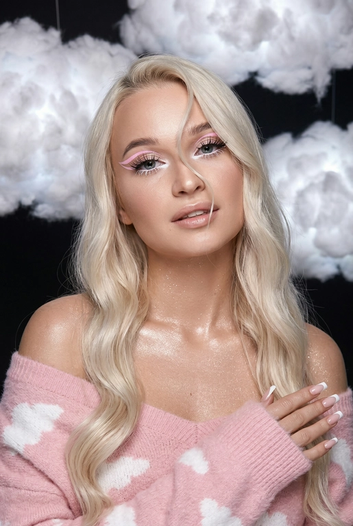 Крупный план лица девушки в стиле «высокой моды». Элегантный макияж глаза с длинными острыми нежно розовые двойные изогнутые стрелки, длинные густые ресницы эффект лучики, нижние густо ресницы накрашены белым и белый каял карандаш на нижнем веке белый Хайлайтер во внутренних уголках и скулах. Губы слегка приоткрыты в легкой ухмылке в легком блеске. Голова наклонена в сторону. На ней пушистый дорогой кашемировый нежно розовый свитер с белыми облаками плечи открыты.
За ней свисают объемные пушистые облака из ваты подсвеченные белым изнутри. Тело и декольте подсвечены хайлайтером и шиммером. Высокая детализация текстур кожи, одежды и волос. Черты лица-полностью сохранены как на референсном фото.
Ногти френч квадрат длинные.
На фоне светлая большая бьюти студия, вокруг темно, ее лицо освещено яркой лампой.

 Волосы очень длинные блестящие прическа пляжные локоны. Локон волос падает на лицо