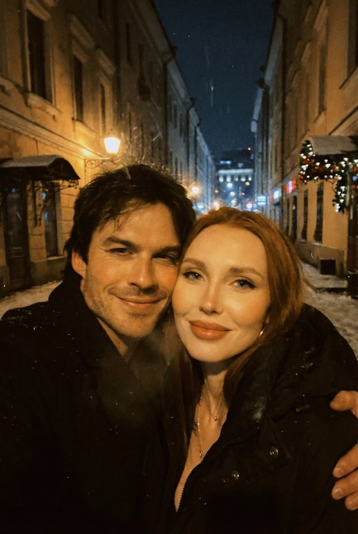 Спонтанное POV селфи людей на переднюю камеру iphone с близкого расстояния, глядя прямо в камеру. Сам телефон не виден. Ночь, зима, переулок в Москве. Фото темное, смазанное и реалистичное. Селфи с Йэн Сомерхолдер