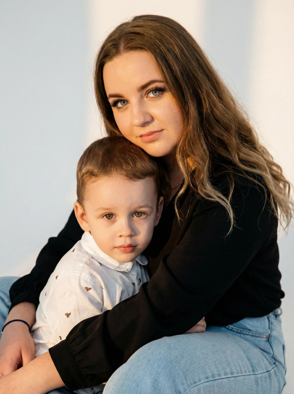  

Кинематографический эффект с добавлением зерна. Ультрареалистичный портрет девушки и её ребенка. На белом фоне. Девушка с длинными волнистыми волосами с лёгкими локонами. Волосы темно русого цвета. Камера близко подведена. Свет от заката. У девушки черная блузка со светлыми джинсами. Оба смотрят в камеру