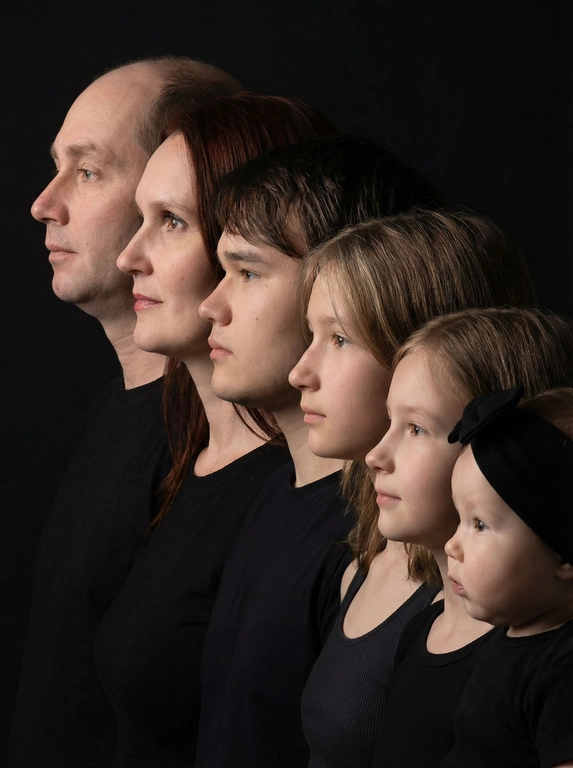 Профессиональный студийный портрет с низким контрастным светом. Головы расположены строго в одну линию. боковой профиль, взгляд влево. У всех видны только головы и немного плечи. Головы занимают весь кадр. Черный фон. Черная одежда у всех. Расположи их по убыванию возраста.