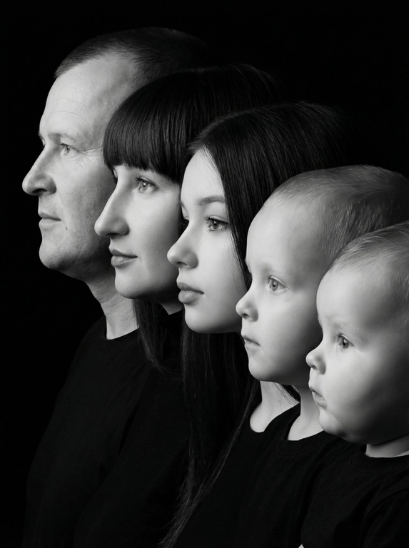 Профессиональный студийный портрет с низким контрастным светом. Головы расположены строго в одну линию. боковой профиль, взгляд влево. У всех видны только головы и немного плечи. Головы занимают весь кадр. Черный фон. Черная одежда у всех. Расположи их по убыванию возраста.