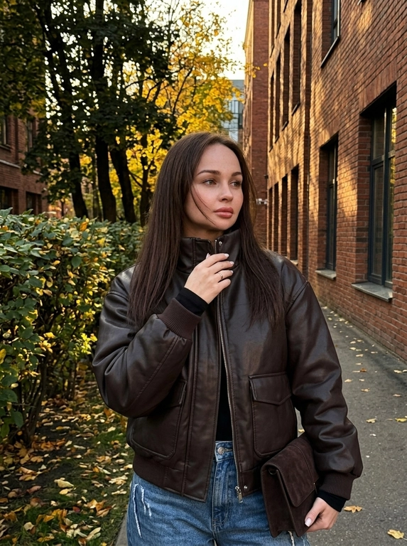 Портрет женщины в осеннем дворе в лучах низкого солнца
