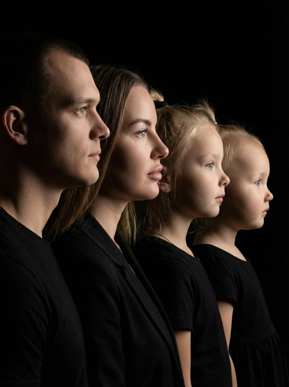 Профессиональный студийный портрет с низким контрастным светом. Головы расположены строго в одну линию. боковой профиль, взгляд влево. У всех видны только головы и немного плечи. Головы занимают весь кадр. Черный фон. Черная одежда у всех. Расположи их по убыванию возраста.