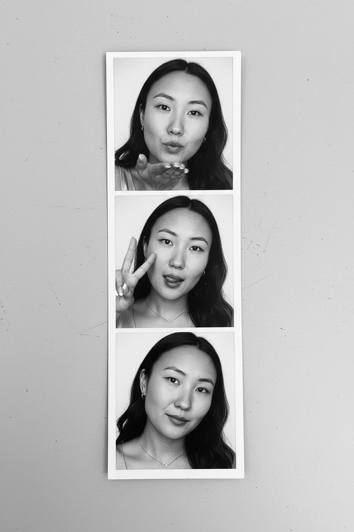  Используя мою фотографию в качестве референса для лица и волос, не изменяя исходные черты лица и сохраняя верность моим физическим характеристикам, создайте ленту из фотографий в ч/б с тремя вертикальными белыми рамками. Лента выглядит так, будто лежит на столе или фоне. Фотографии выглядят профессионально , как будто из настоящей фотобудки. 

В каждой рамке по центру расположены портрет и фотография погрудной проекции одного и того же человека. Взгляд прямо в камеру.

Общая эстетика винтажная, с лёгкой зернистостью и выцветшим качеством, напоминающая классическую аналоговую фотографию. Но при этом изображение выполнено в высоком разрешении. На светло-сером фоне видны едва заметные следы пыли и царапин. Лица человека на белом фоне. 
НЕ ИЗМЕНЯЙТЕ МОЁ ЛИЦО. На верхнем фото девушка посылает зрителю воздушный поцелуй, поднеся правую руку ко рту и слегка поджав губы. Выражение её лица игривое и дружелюбное.  На среднем фото девушка мило и игриво показывает знак мира, высунув язык. Брови слегка приподняты. На нижнем фото девушка позирует, отвернувшись к плечу, смотрит прямо в камеру с более спокойным и уверенным выражением лица. Губы мягко сжаты, взгляд прямой и чувственный. ОДЕЖДА: На ней маленькие серьги-кольца и изящное ожерелье с символом бесконечности поверх светлого атласного или шёлкового топа. На ней естественный макияж, включая глянцевый блеск для губ, лёгкую подводку для глаз и кукольные нарощенные ресницы, без излишеств. У неё квадратный французский маникюр. 