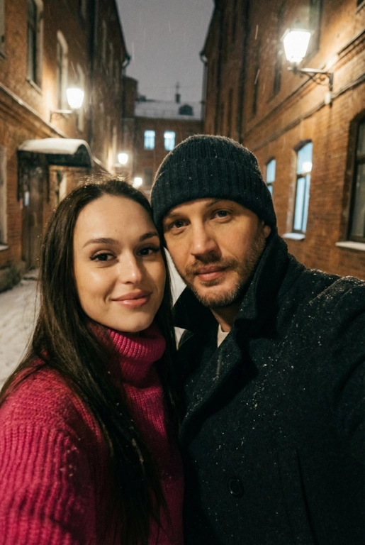 Спонтанное POV селфи людей на переднюю камеру iphone с близкого расстояния, глядя прямо в камеру. Сам телефон не виден. Ночь, зима, переулок в Москве. Фото темное, смазанное и реалистичное. Селфи с Томом Харди 