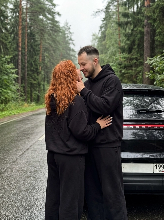 Влюблённая пара у Porsche Cayenne на лесной дороге