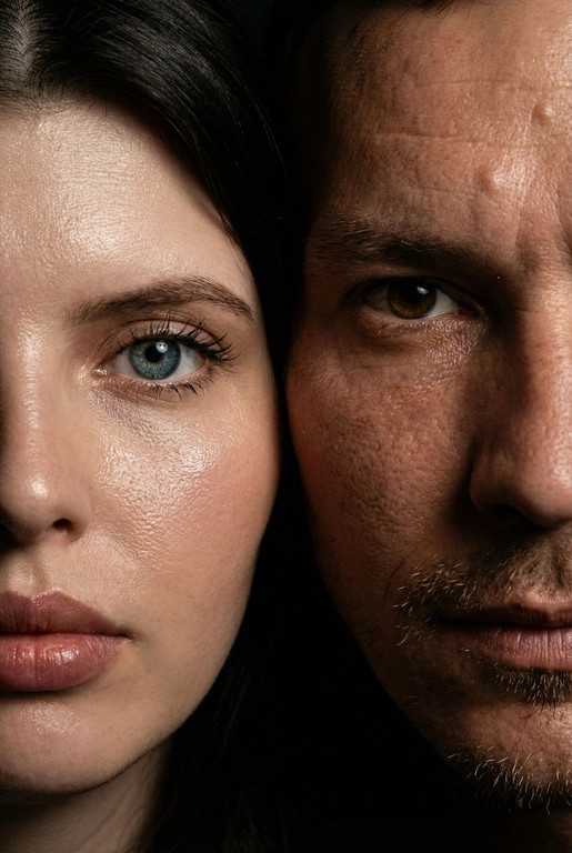   создай портрет, не меняя черты лица. Крупный план (extreme close-up) двух лиц людей, их лица прижатых друг к другу. Видны только половины каждого лица.
Драматичное освещение в стиле чиароскуро, глубокие тени.
Невероятная детализация кожи: видны поры, текстура, естественный блеск у женщины.
Выразительный взгляд прямо в камеру. Высокое разрешение, макросъемка, профессиональное студийное фото, 8K.