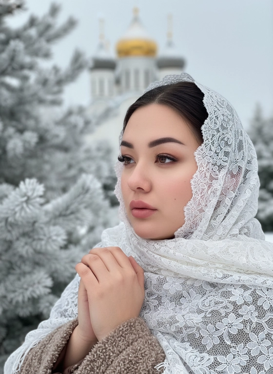 Создай портрет, не меняя черты лица. Черты лица в точь точь как на фото. Профессиональный макияж и прическа. Фотопортрет крупным планом женщины в полу профиль, ладони сложены вместе в молитвенном или мирном жесте. На ней изысканный белый полупрозрачный  платок, покрывающий голову.  На заднем плане — размытый силуэт православного храма с золотыми куполами под заснеженными крышами. Зимнее утро, мягкий солнечный свет пробивается сквозь ветви ели, покрытые инеем. Высокая детализация кожи, текстуры кружева и снега. Атмосфера чистоты и духовности, гиперреализм, 8k. Реалистичные текстуры зимней одежды и хвои в инее.