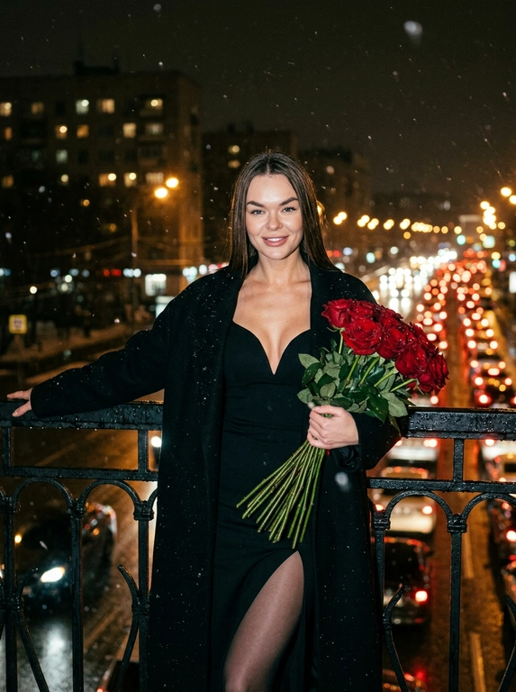 Создай портрет, не меняй черты лица. Кинематографический близкий портрет женщины. Она стоит ночью на мосту на улице, идёт снег с дождём. Женщина одета в чёрное платье с глубоким декольте и открытыми плечами, высокий разрез на ноге, платье до колена, чёрные капроновые колготки и чёрное оверсайз длинное пальто нараспашку. Безупречный макияж, нежная улыбка, взгляд направлен в камеру. Она стоит возле поручня круглого железного моста: одна рука раскинута, в другой она держит букет . Сзади ночной дождливый город с огоньками в окнах домов, внизу под мостом видно множество машин в пробке, много огней от фар. Фото со вспышкой, фото с добавлением зерна.

Какие будет цветы?: В другой руке она держит большой букет длинных красных роз