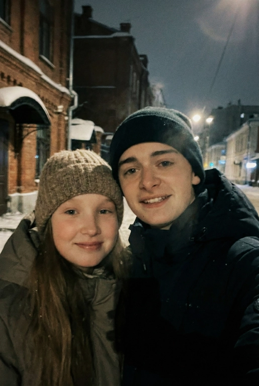 Спонтанное POV селфи людей на переднюю камеру iphone с близкого расстояния, глядя прямо в камеру. Сам телефон не виден. Ночь, зима, переулок в Москве. Фото темное, смазанное и реалистичное. Селфи с Ноа Шнапп