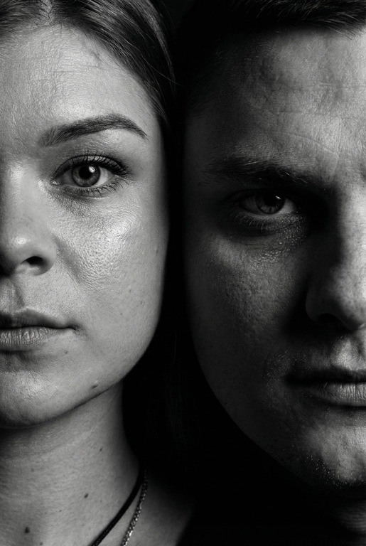   создай портрет, не меняя черты лица. Крупный план (extreme close-up) двух лиц людей, их лица прижатых друг к другу. Видны только половины каждого лица.
Драматичное освещение в стиле чиароскуро, глубокие тени.
Невероятная детализация кожи: видны поры, текстура, естественный блеск у женщины.
Выразительный взгляд прямо в камеру. Высокое разрешение, макросъемка, профессиональное студийное фото, 8K.