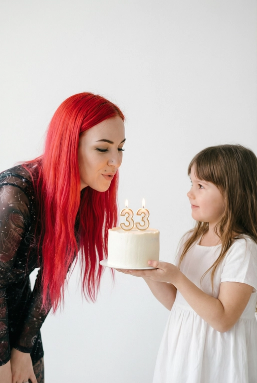 Фотореалистичный портрет в минималистичном стиле: на белом чистом фоне стоят взрослый человек и маленький ребёнок. Ребёнок держит торт и протягивает его взрослому человеку, чтобы он задул свечи с цифрой «». Фото выполнено с лёгкой зернистостью.
Атмосфера уюта, тишины и нежности. Высокая резкость, естественные пропорции, реалистичная фотография, художественный стиль.

33