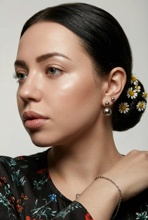 Создайте ультрареалистичный портрет, не меняя черты лица, крупным планом 3/4, с мягкой, освещённой кожей, атласной отделкой и естественным блеском, где женщина изображена в профиле. Спокойное и чувственное выражение лица, губы слегка полуоткрыты. Она носит серебряные серьги-шары и простой серебряный браслет на запястье.
Фон нейтральный, в светло-сером тоне, с тёмным, целенаправленным низким угловым освещением, которое подчёркивает контур лица, текстуру кожи и объём волос. Стиль редактирования — высокая мода, чёткий фокус 8K, реалистичная текстура, изысканная и элегантная атмосфера.


Волосы собраны в гладкий пучок

Цветы: Ромашки
