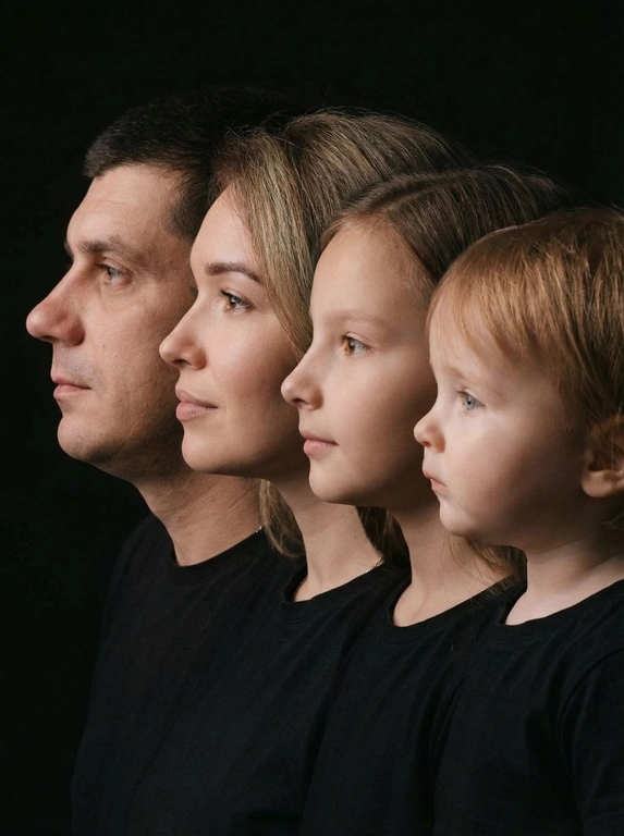 Профессиональный студийный портрет с низким контрастным светом. Головы расположены строго в одну линию. боковой профиль, взгляд влево. У всех видны только головы и немного плечи. Головы занимают весь кадр. Черный фон. Черная одежда у всех. Расположи их по убыванию возраста.