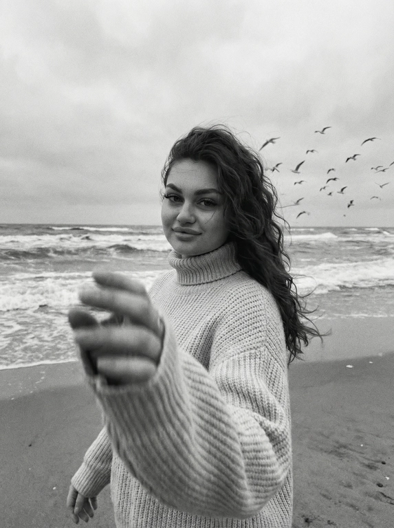 Создай портрет, не меняя черты лица. Черно-белая фотография в стиле ретро: человек стоит на морском побережье, в полупрофиль, смотрит нежно в камеру, легкая улыбка на лице, одет(а) в светлый оверсайз вязаный свитер с высоким воротником. На переднем плане — размытая рука в движении (motion blur), на заднем плане — море с волнами и стая птиц в небе, пасмурное небо. Сильная зернистость пленки, винтажная эстетика, атмосфера свободы, эффект размытия в движении, эстетика.



