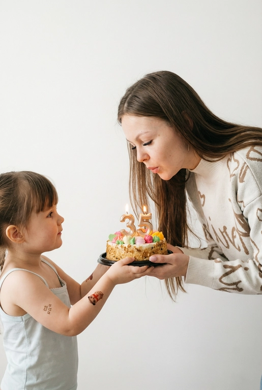 Фотореалистичный портрет в минималистичном стиле: на белом чистом фоне стоят взрослый человек и маленький ребёнок. Ребёнок держит торт и протягивает его взрослому человеку, чтобы он задул свечи с цифрой «». Фото выполнено с лёгкой зернистостью.
Атмосфера уюта, тишины и нежности. Высокая резкость, естественные пропорции, реалистичная фотография, художественный стиль.

 35