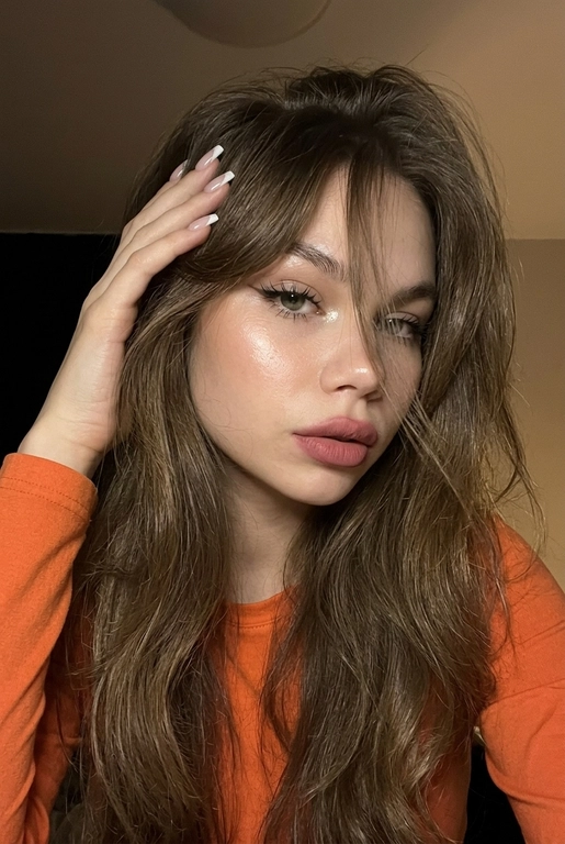 Бьюти-портрет девушки с manga lashes и розовой помадой
