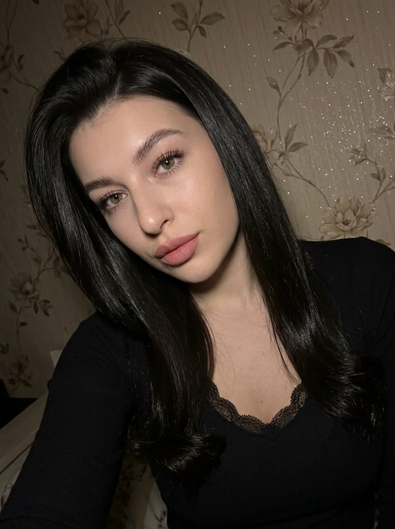 Крупный план девушки с мягким макияжем и взглядом в камеру