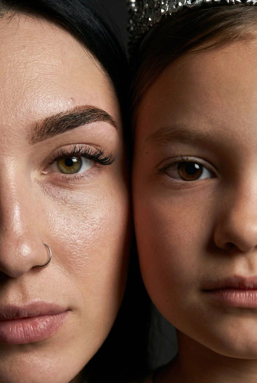   создай портрет, не меняя черты лица. Крупный план (extreme close-up) двух лиц людей, их лица прижатых друг к другу. Видны только половины каждого лица.
Драматичное освещение в стиле чиароскуро, глубокие тени.
Невероятная детализация кожи: видны поры, текстура, естественный блеск у женщины.
Выразительный взгляд прямо в камеру. Высокое разрешение, макросъемка, профессиональное студийное фото, 8K.