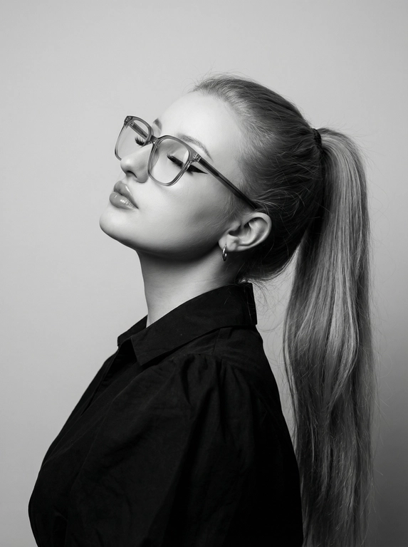 Создайте черно-белый портрет девушки в профиль в массивных очках