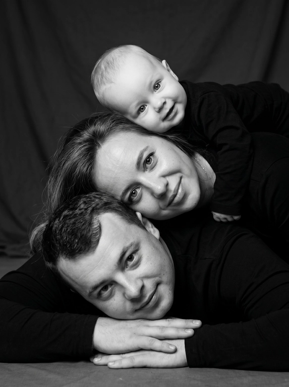Черно-белый семейный портрет родителей с младенцем