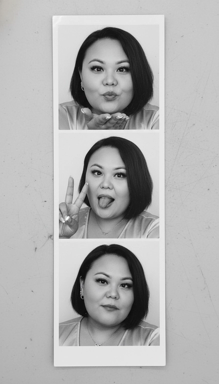  Используя мою фотографию в качестве референса для лица и волос, не изменяя исходные черты лица и сохраняя верность моим физическим характеристикам, создайте ленту из фотографий в ч/б с тремя вертикальными белыми рамками. Лента выглядит так, будто лежит на столе или фоне. Фотографии выглядят профессионально , как будто из настоящей фотобудки. 

В каждой рамке по центру расположены портрет и фотография погрудной проекции одного и того же человека. Взгляд прямо в камеру.

Общая эстетика винтажная, с лёгкой зернистостью и выцветшим качеством, напоминающая классическую аналоговую фотографию. Но при этом изображение выполнено в высоком разрешении. На светло-сером фоне видны едва заметные следы пыли и царапин. Лица человека на белом фоне. 
НЕ ИЗМЕНЯЙТЕ МОЁ ЛИЦО. На верхнем фото девушка посылает зрителю воздушный поцелуй, поднеся правую руку ко рту и слегка поджав губы. Выражение её лица игривое и дружелюбное.  На среднем фото девушка мило и игриво показывает знак мира, высунув язык. Брови слегка приподняты. На нижнем фото девушка позирует, отвернувшись к плечу, смотрит прямо в камеру с более спокойным и уверенным выражением лица. Губы мягко сжаты, взгляд прямой и чувственный. ОДЕЖДА: На ней маленькие серьги-кольца и изящное ожерелье с символом бесконечности поверх светлого атласного или шёлкового топа. На ней естественный макияж, включая глянцевый блеск для губ, лёгкую подводку для глаз и кукольные нарощенные ресницы, без излишеств. У неё квадратный французский маникюр. Черты лица остаются неизменными на 100 %