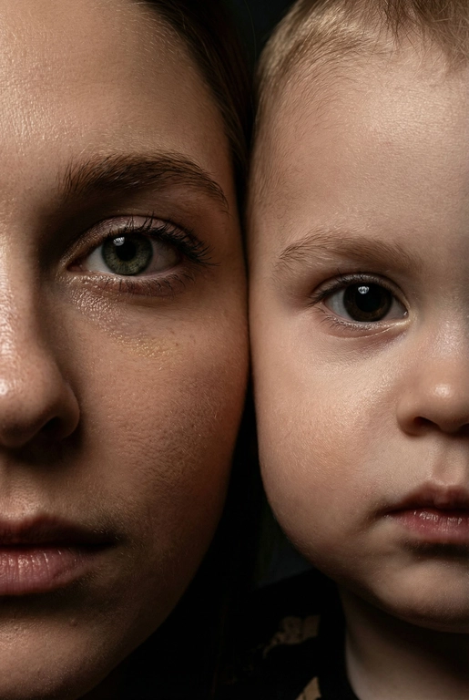   создай портрет, не меняя черты лица. Крупный план (extreme close-up) двух лиц людей, их лица прижатых друг к другу. Видны только половины каждого лица.
Драматичное освещение в стиле чиароскуро, глубокие тени.
Невероятная детализация кожи: видны поры, текстура, естественный блеск у женщины.
Выразительный взгляд прямо в камеру. Высокое разрешение, макросъемка, профессиональное студийное фото, 8K.