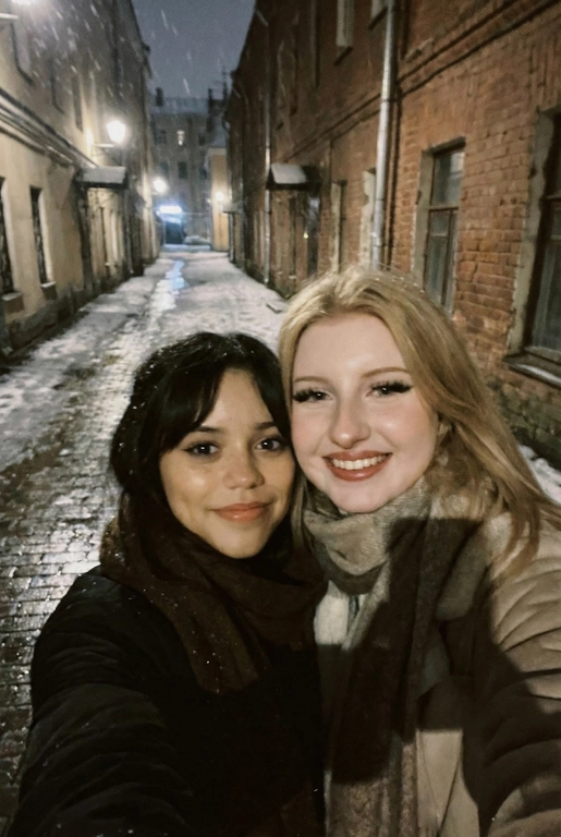 Спонтанное POV селфи на переднюю камеру iphone с близкого расстояния, глядя прямо в камеру. Сам телефон не виден. Ночь, зима, переулок в Москве. Фото темное, смазанное и реалистичное. Селфи с Дженной Ортега