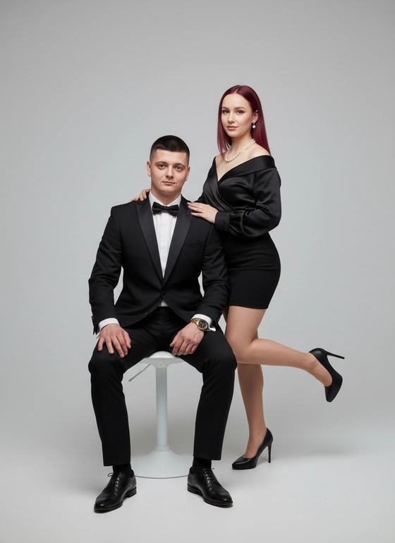 Игривая фотосессия пары: девушка с ногой на коленях парня