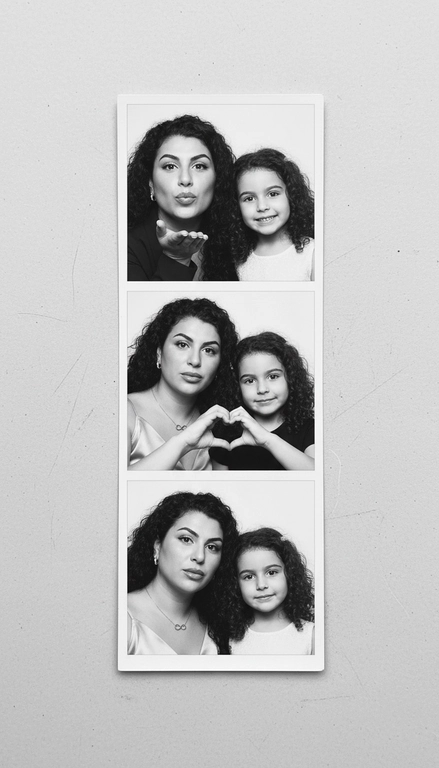  Используя мою фотографию в качестве референса для лица и волос, не изменяя исходные черты лица и сохраняя верность моим физическим характеристикам, создайте ленту из фотографий в ч/б с тремя вертикальными белыми рамками. Лента выглядит так, будто лежит на столе или фоне. Фотографии выглядят профессионально , как будто из настоящей фотобудки. 

В каждой рамке по центру расположены портрет и фотография погрудной проекции одного и того же человека. Взгляд прямо в камеру.

Общая эстетика винтажная, с лёгкой зернистостью и выцветшим качеством, напоминающая классическую аналоговую фотографию. Но при этом изображение выполнено в высоком разрешении. На светло-сером фоне видны едва заметные следы пыли и царапин. Лица человека на белом фоне. 
НЕ ИЗМЕНЯЙТЕ МОЁ ЛИЦО. На верхнем фото женщина с дочкой посылает зрителю воздушный поцелуй, поднеся правую руку ко рту и слегка поджав губы. Выражение её лица игривое и дружелюбное.  На среднем фото женщина с дочкой мило и игриво показывает знак сердца. Брови слегка приподняты. На нижнем фото женщина с дочкой позирует, отвернувшись к плечу, смотрит прямо в камеру с более спокойным и уверенным выражением лица. Губы мягко сжаты, взгляд прямой и чувственный. ОДЕЖДА: На ней маленькие серьги-кольца и изящное ожерелье с символом бесконечности поверх светлого атласного или шёлкового топа. На ней естественный макияж, включая глянцевый блеск для губ, лёгкую подводку для глаз и кукольные нарощенные ресницы, без излишеств. У неё квадратный французский маникюр. 