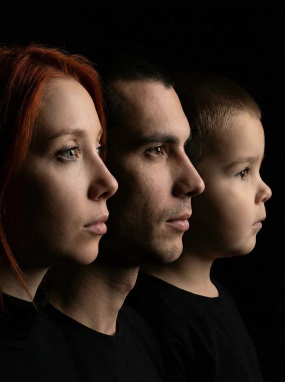 Профессиональный студийный портрет с низким контрастным светом. Головы расположены строго в одну линию. боковой профиль, взгляд влево. У всех видны только головы и немного плечи. Головы занимают весь кадр. Черный фон. Черная одежда у всех. Расположи их по убыванию возраста.