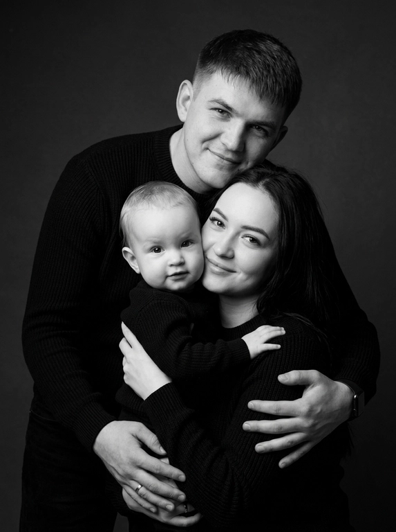 Черно-белый семейный портрет родителей с маленькой дочкой