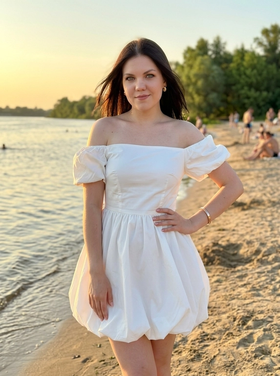 Фотореалистичная lifestyle-фотография в вертикальном формате 4:5, снятая на iPhone 17 Pro Max, объектив 1×. Женщина стоит у кромки спокойной реки или озера на песчаном пляже тёплым летним вечером.

Камера расположена немного ниже уровня груди. Кадр имеет лёгкий естественный наклон. Женщина показана от головы примерно до колен, чтобы хорошо читались фигура и поза. Она слегка наклоняет корпус в сторону камеры, голова также немного наклонена. Взгляд направлен прямо в объектив, на лице лёгкая уверенная полуулыбка.

Волосы слегка развеваются тёплым вечерним ветром. Кожа ровная, загорелая, с естественным сатиновым сиянием. Макияж soft glam: ровный тон, лёгкий бронзер, тонкие стрелки, длинные ресницы, аккуратно оформленные брови и губы с мягким сатиновым финишем.

Правая рука лежит на бедре, левая свободно опущена вдоль тела. Поза расслабленная, естественная и уверенная. Ноги видны примерно до уровня колен.

На заднем плане спокойная голубая вода с лёгкой рябью, удалённая береговая линия с зелёными деревьями и несколько отдыхающих далеко на фоне.

Освещение тёплого золотого часа. Мягкий солнечный свет падает сбоку, освещает лицо и кожу, создаёт естественный объём, деликатные блики и длинные мягкие тени.

Дорогая летняя lifestyle-съёмка, тёплые золотистые оттенки, насыщенный синий цвет воды, натуральные тона кожи, слегка пониженная экспозиция, мягкий контраст, лёгкая цифровая зернистость, реалистичный эффект мобильной камеры iPhone, RAW, максимальный фотореализм, высокая детализация, атмосфера дорогого летнего отдыха, quiet luxury, natural candid elegance, без AI-глянца, без текста и водяных знаков.

Какая будет одежда?: На женщине белое короткое платье-баллон из плотной матовой тафты с открытыми плечами, чётко сформированным лифом и объёмной округлой юбкой чуть выше колен. Скульптурная форма ткани красиво держится в кадре и контрастирует со спокойным природным фоном. Образ дополнен тонкими серьгами и гладким жёстким браслетом. Выглядит современно, дорого и заметно отличается от обычных пляжных комплектов.
