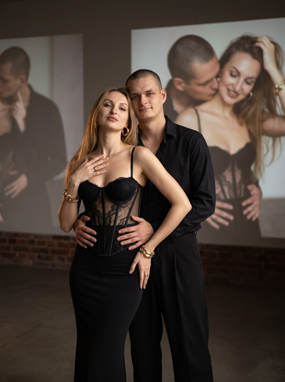 Создай, не меняя черты лица. фотография мужчины и женщины в элегантной позе. Она одета в обтягивающий корсет с прозрачными элементами и длинную, облегающую черную юбку. Мужчина стоит немного позади обнимает ее за талию, смотрит в камеру. Одна из ее рук касается области груди, в то время как другая слегка находится на бедрах, что создает динамичную позу. Она выглядит уверенно и привлекательно.
Она носит массивные золотые серьги. На руках золотые браслеты и кольца . Мужчина в черной рубашке и свободных брюках. Они покрывает меньшую часть Фон темный и минималистичный, в верхней части изображения есть мягкая и тусклая проекция одной и той же пары (в другой позе).
Естественная цветовая проекция мужчины и женщины занимает большую часть верхней части изображения и выглядит значительно больше. У нее соблазнительный взгляд, держа волосы одной рукой, и соблазнительно смотрит. Он целует ее в шею. Мужчина выше женщины. Максимальная / детализация.