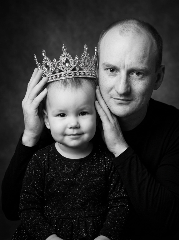 Чёрно-белый портрет девочки в короне с родителем