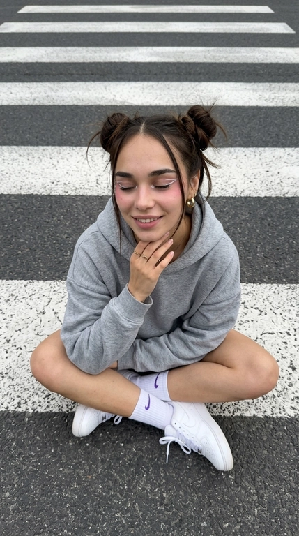 Девушка с e-girl макияжем на пешеходном переходе сверху