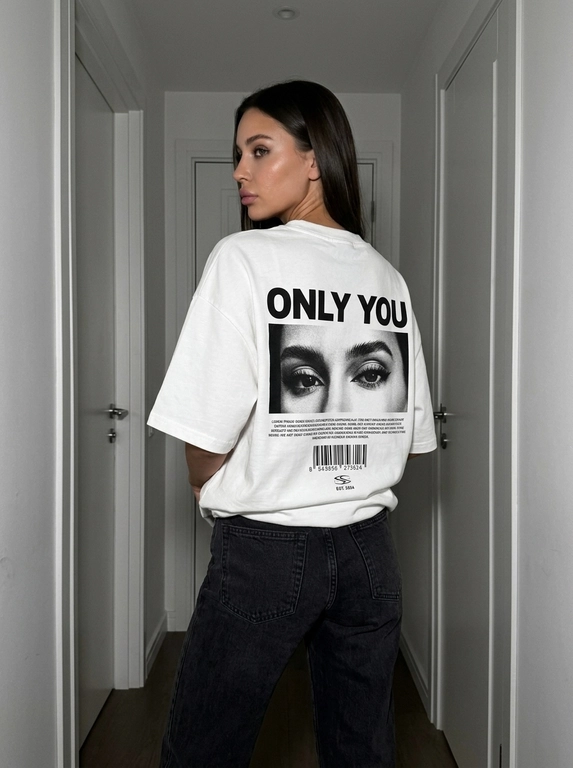 Девушка со спины в футболке с принтом ONLY YOU