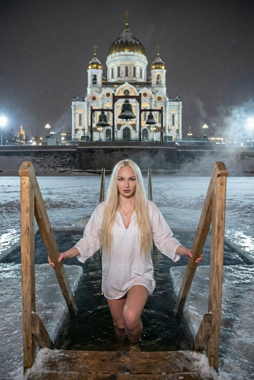   Создай изображение человека с исходного фото, человек держится за борты деревянной лестницы: если это женщина она одета в белую крестильную сорочку под ней белый купальник и крестик на шее, если это мужчина он одет в купальные шорты и с нательным крестиком на шее; человек заходит в священную зимнюю оборудованную купель. Задний план — большой красивый храм с художественной подсветкой и колоколами. Действие происходит ночью. Гиперреализм, высокая детализация, 8K, добавь зерно, взгляд в камеру.